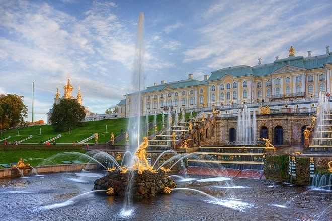 Le Palais de Peterhof est également appelé Petrodvorets (Palais de Pierre)