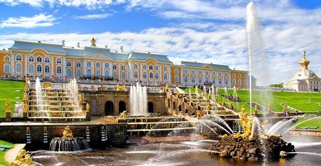 IVe sommet de la Grande Alliance  L-ensemble-du-complexe-de-Peterhof-se-compose-de-176-fontaines