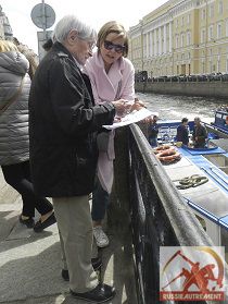 Une promenade en bateau sur les canaux de la Neva à Saint-Pétersbourg